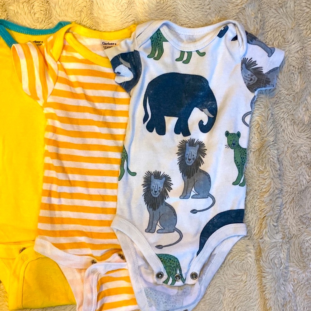 Bundle of 7 short-sleeve onesies, like new!